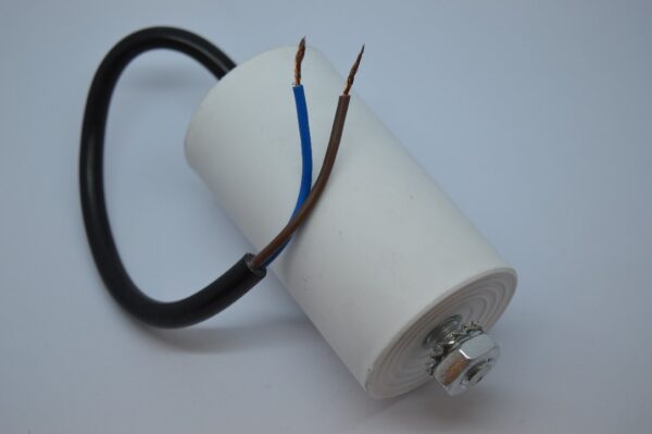 capacitor capacitors microfarad humming start run uF µF rating wires store energy